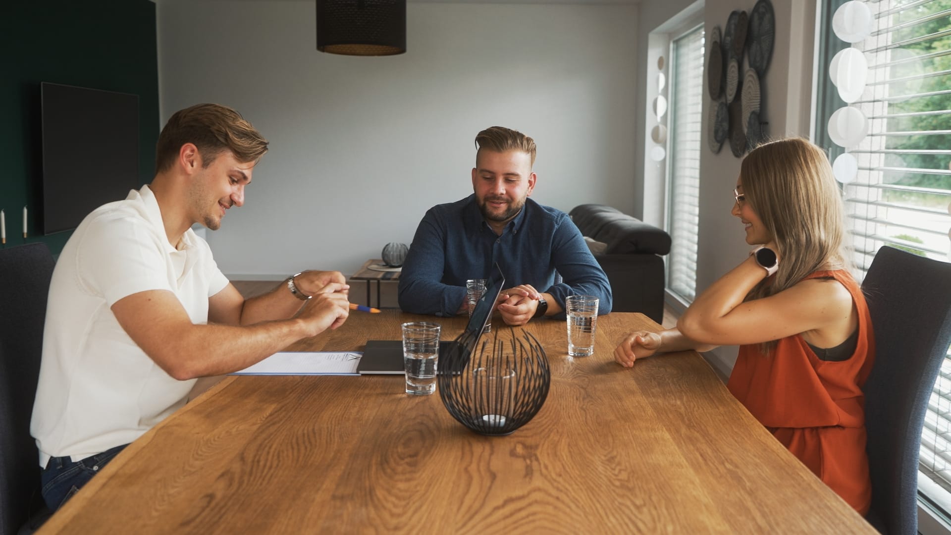Beratungsgespräch am Besprechungstisch mit Unterlagen