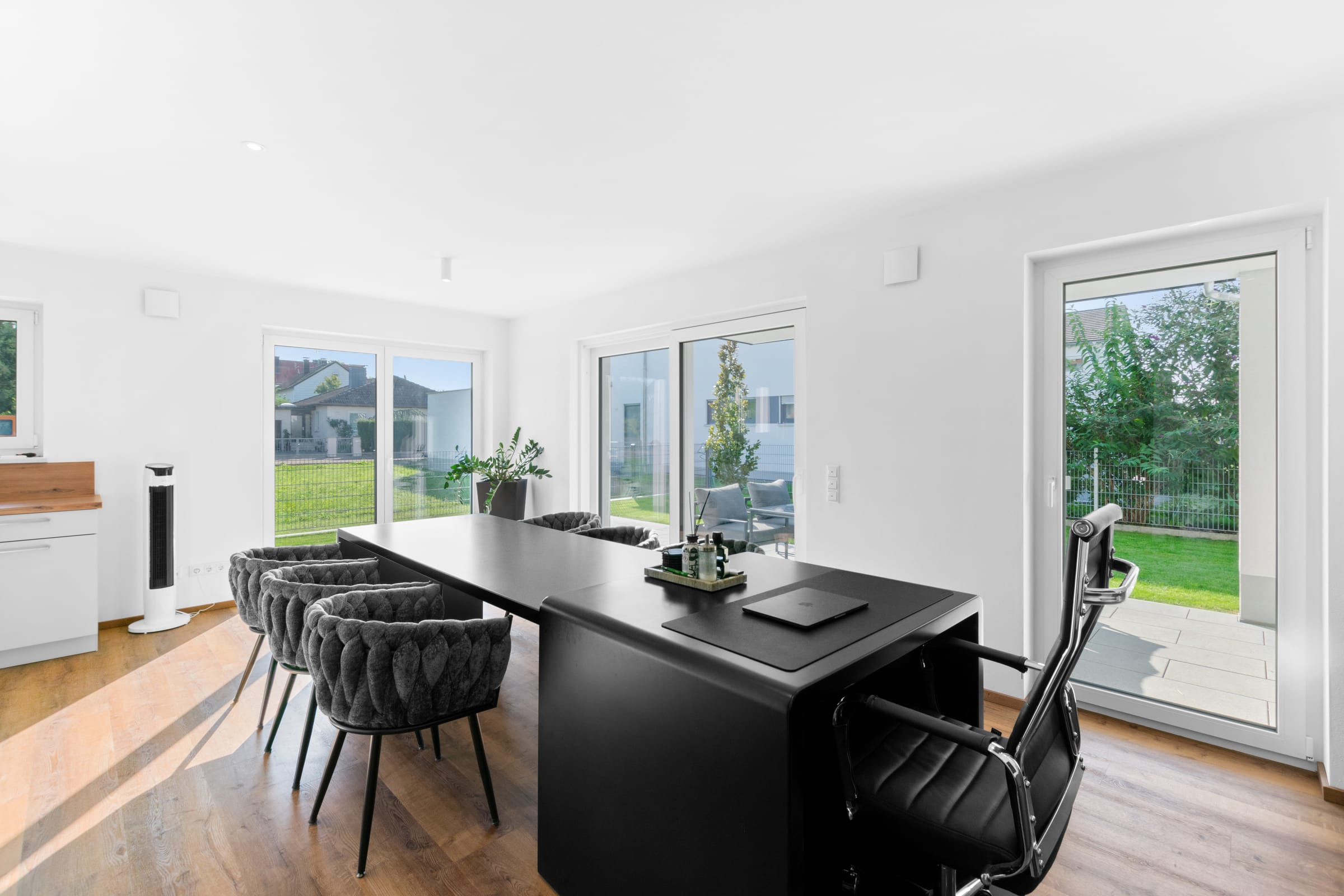 Helles Büro von HAUS & Objekt in Lauingen mit Besprechungstisch und Blick in den Garten