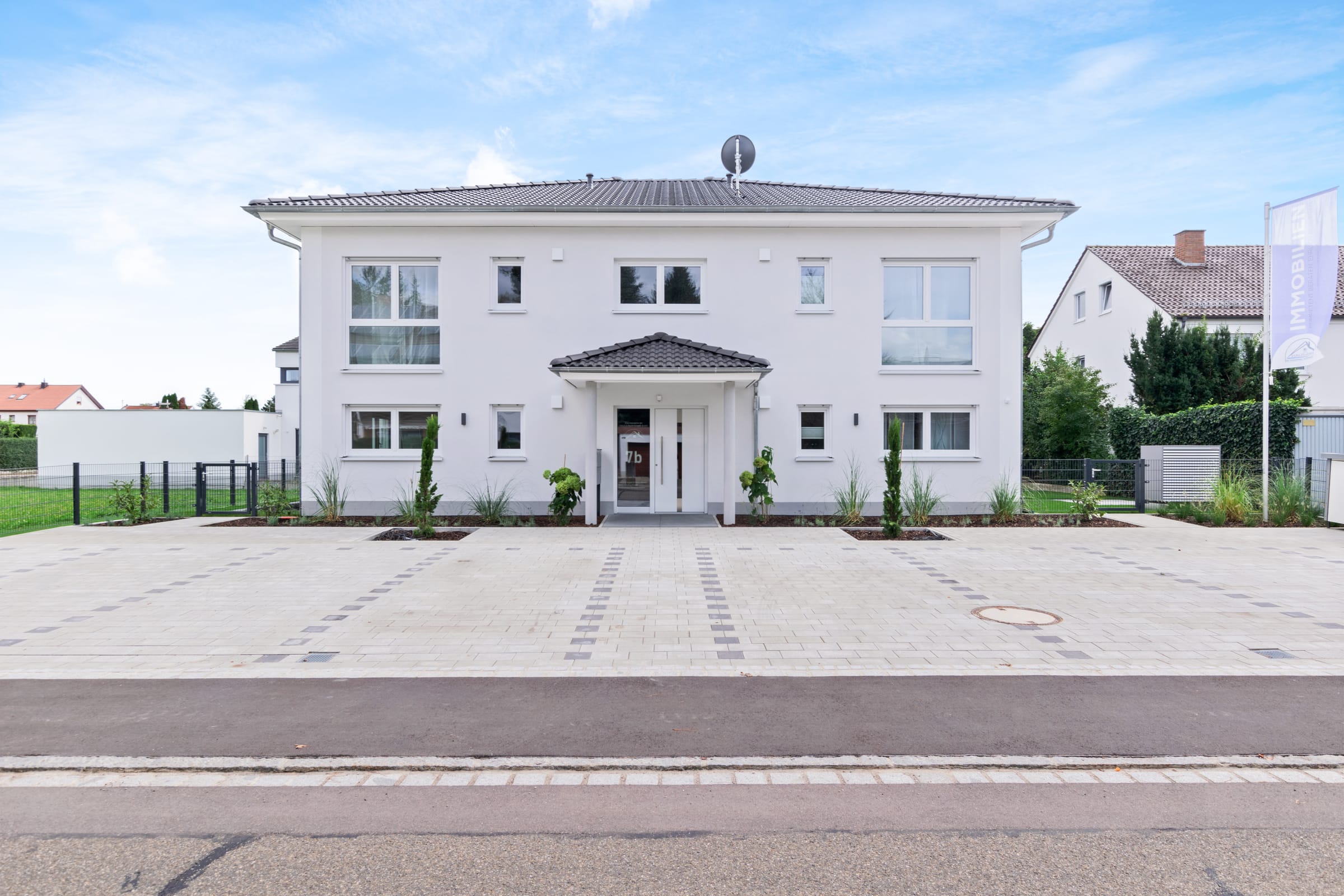 Büro von HAUS & Objekt in der Haydnstraße 7b in Lauingen: weißes Haus mit überdachtem Eingang