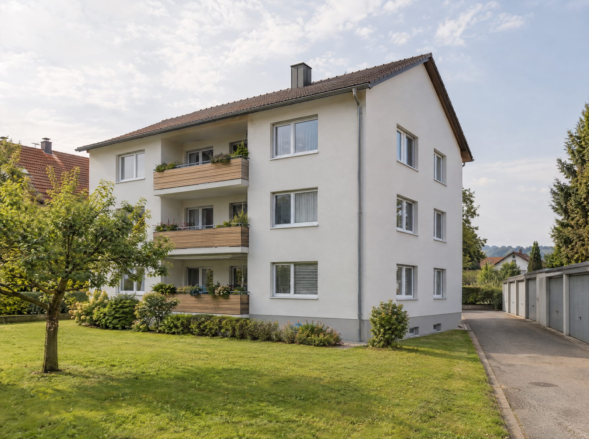 Modernisiertes Mehrfamilienhaus mit Balkonen und Garagen in der Region Gundelfingen