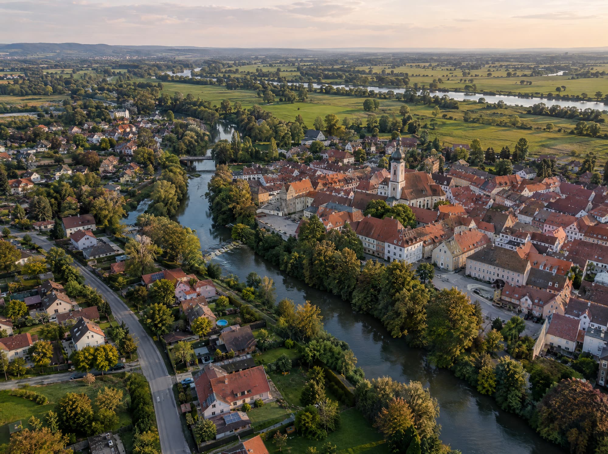 Blick über eine Kleinstadt und die Donauniederung in der Region Gundelfingen