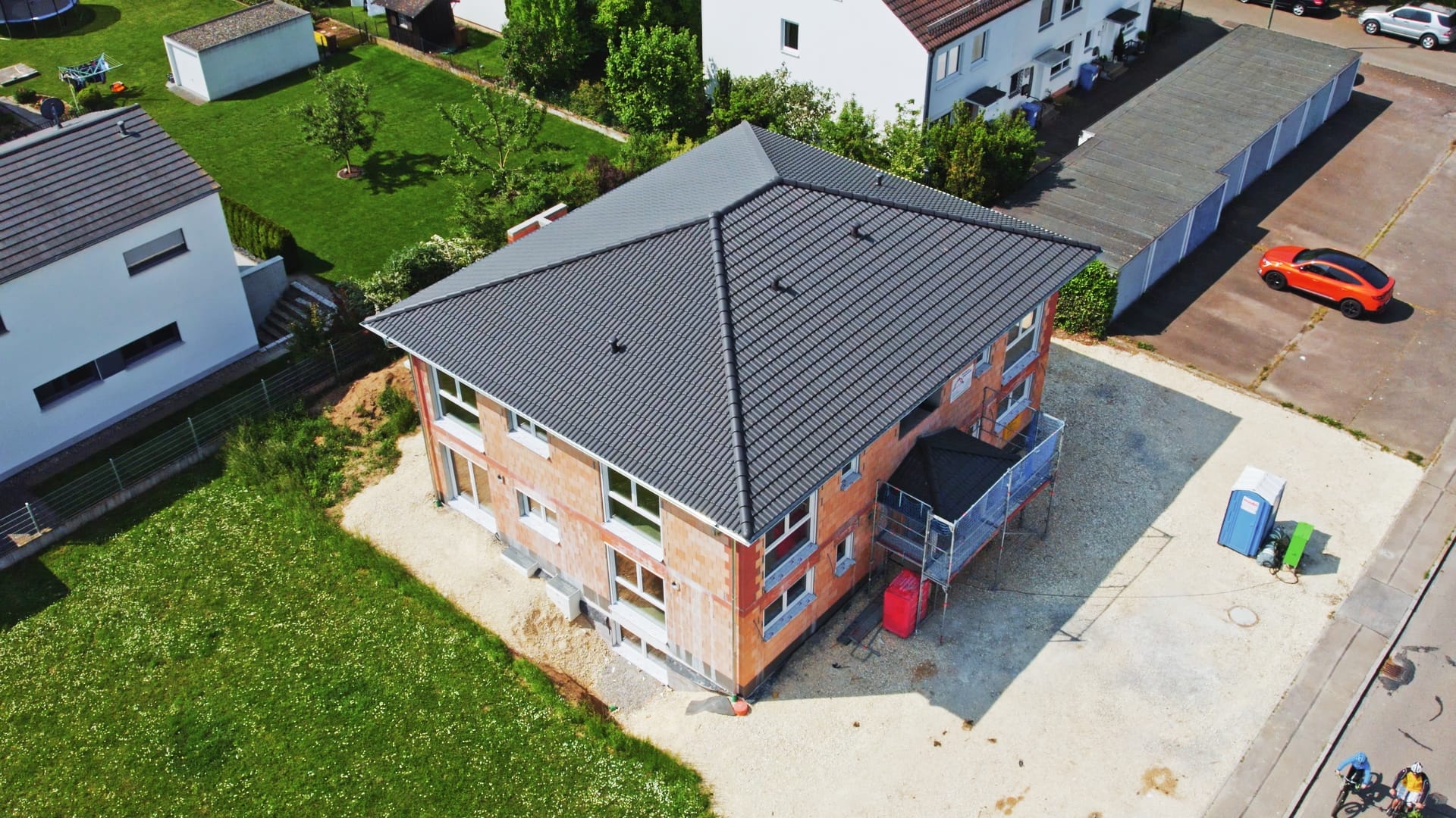 Rohbau eines Neubaus in Lauingen, Luftaufnahme