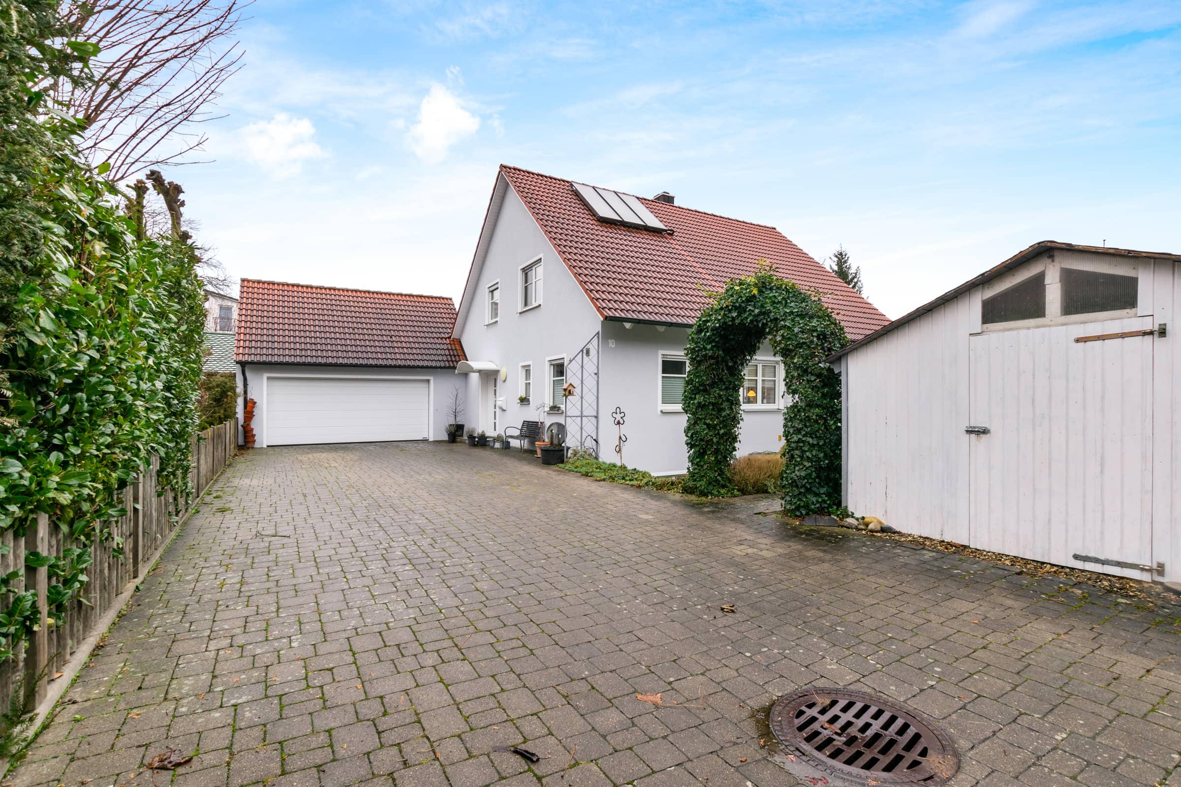 Einfamilienhaus mit Hofeinfahrt und Garage in Dillingen