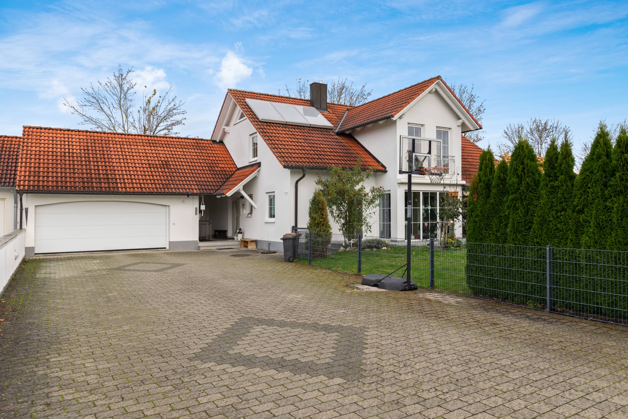 Vermitteltes Einfamilienhaus mit rotem Ziegeldach in Gundelfingen