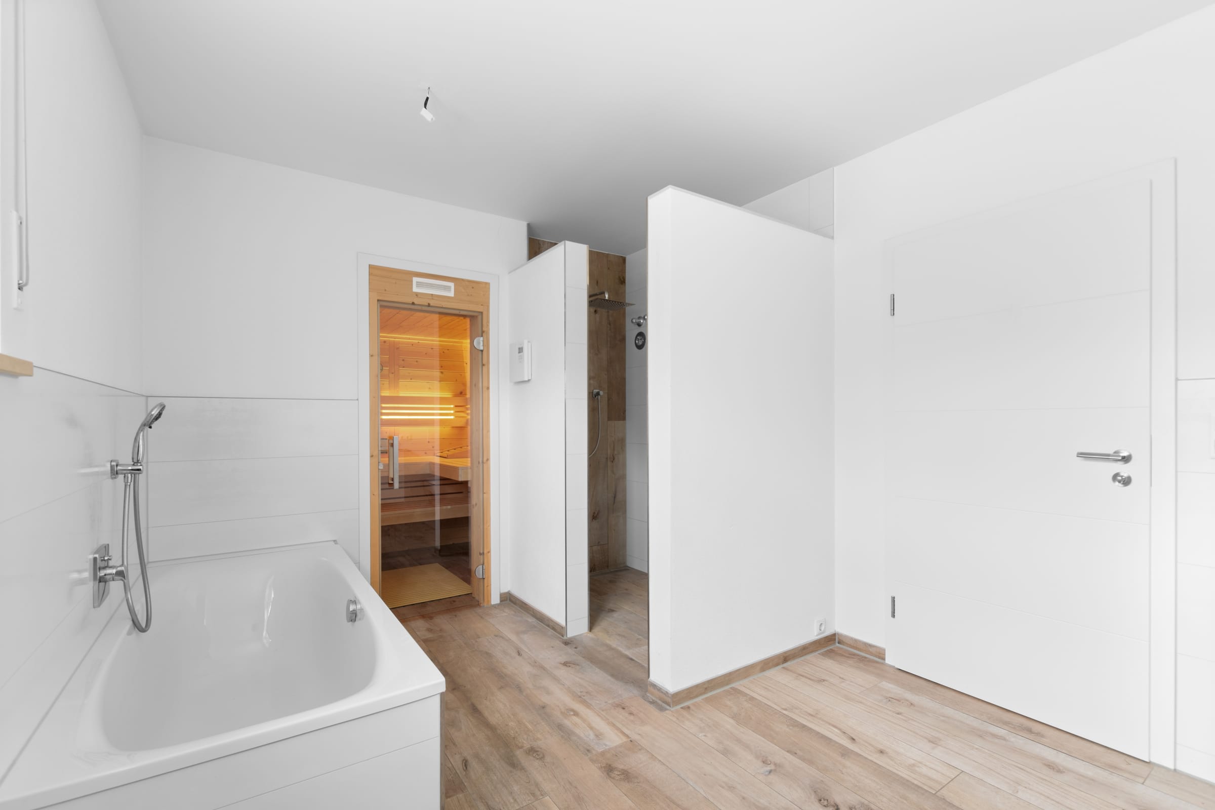 Badezimmer mit Wanne und Sauna der Eigentumswohnung in Höchstädt