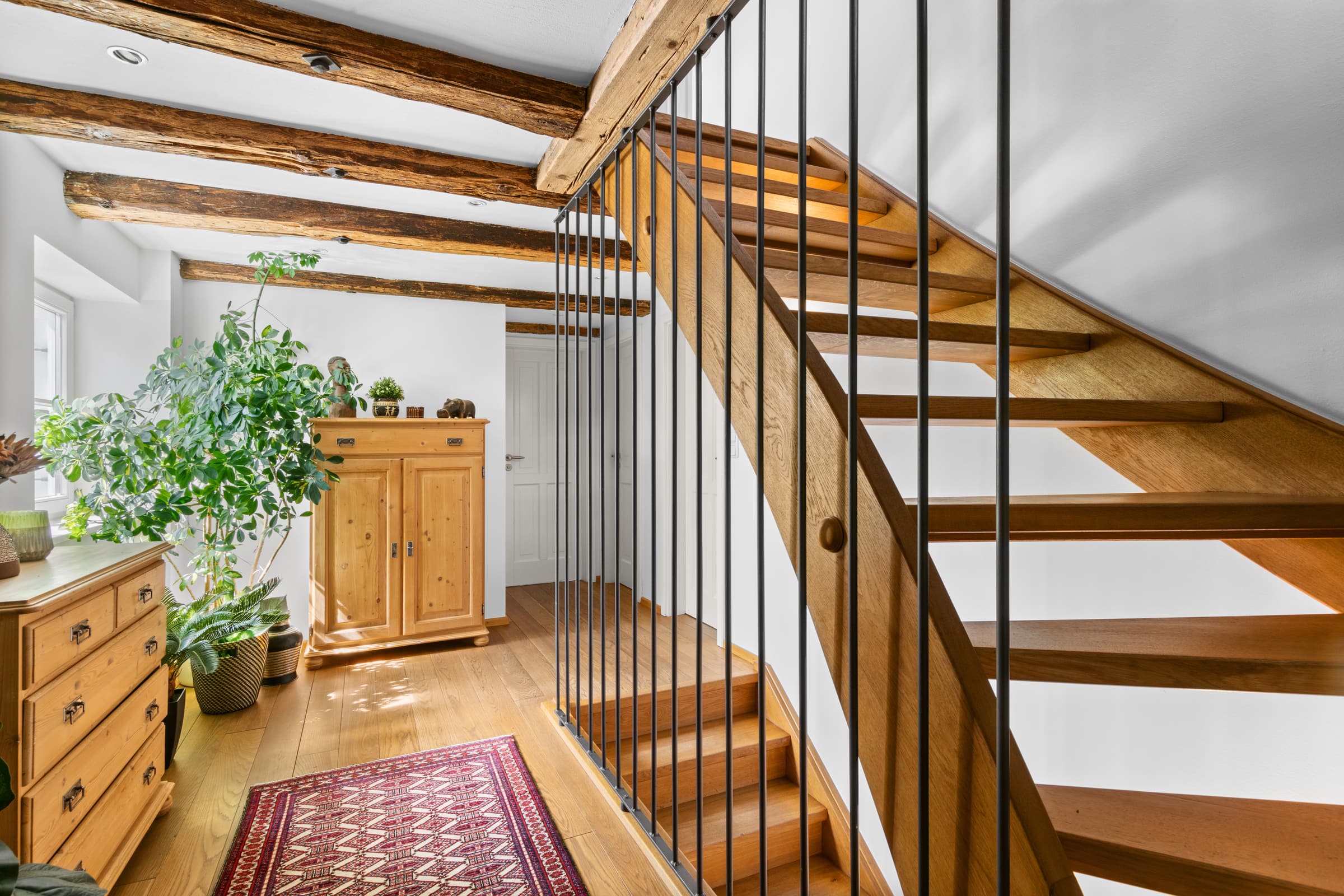 Treppe und Holzbalken im Mehrfamilienhaus in der Lauinger Altstadt