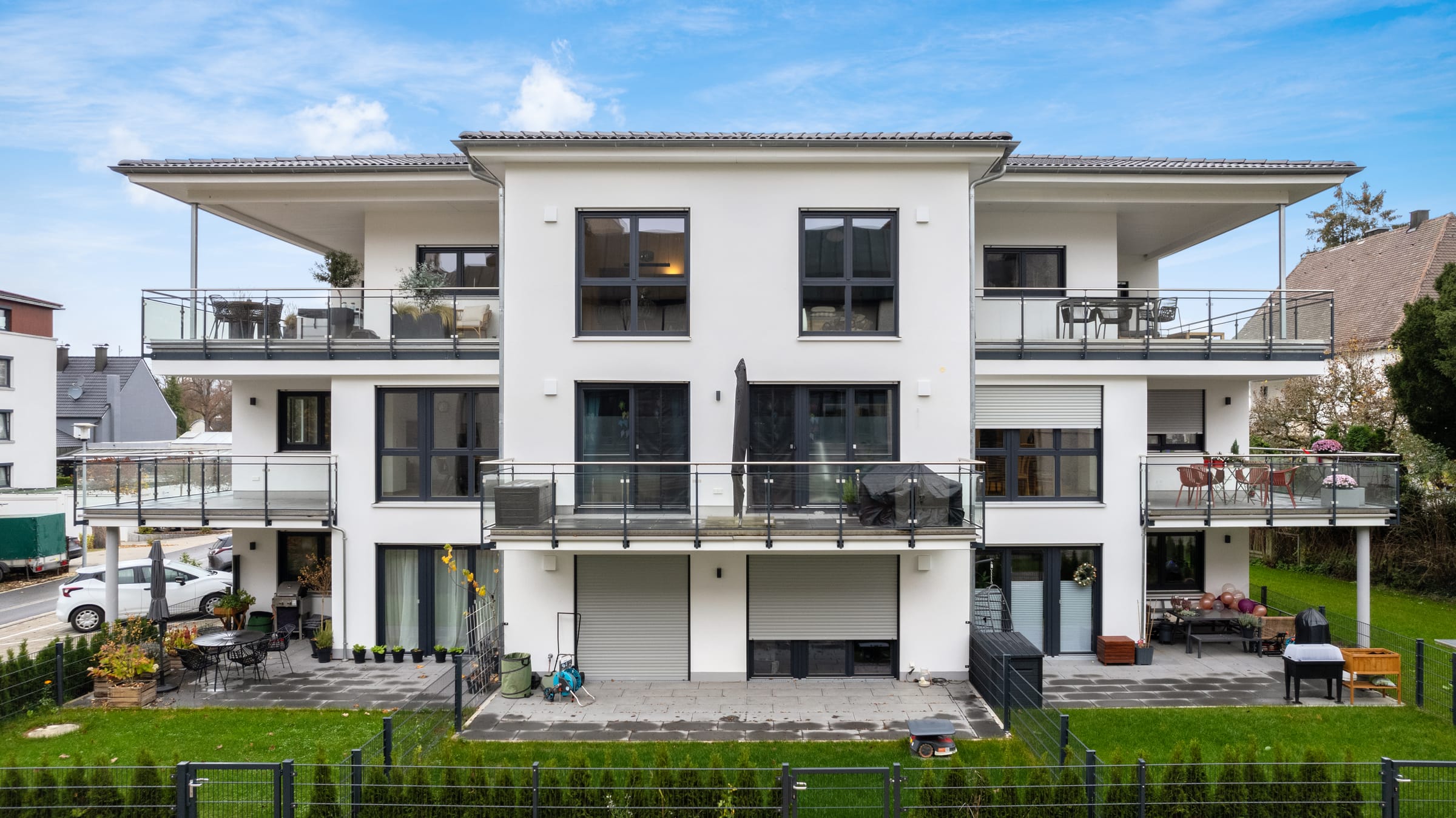 Neubau-Wohnanlage mit acht Einheiten in Lauingen, Gartenseite mit Balkonen und Terrassen