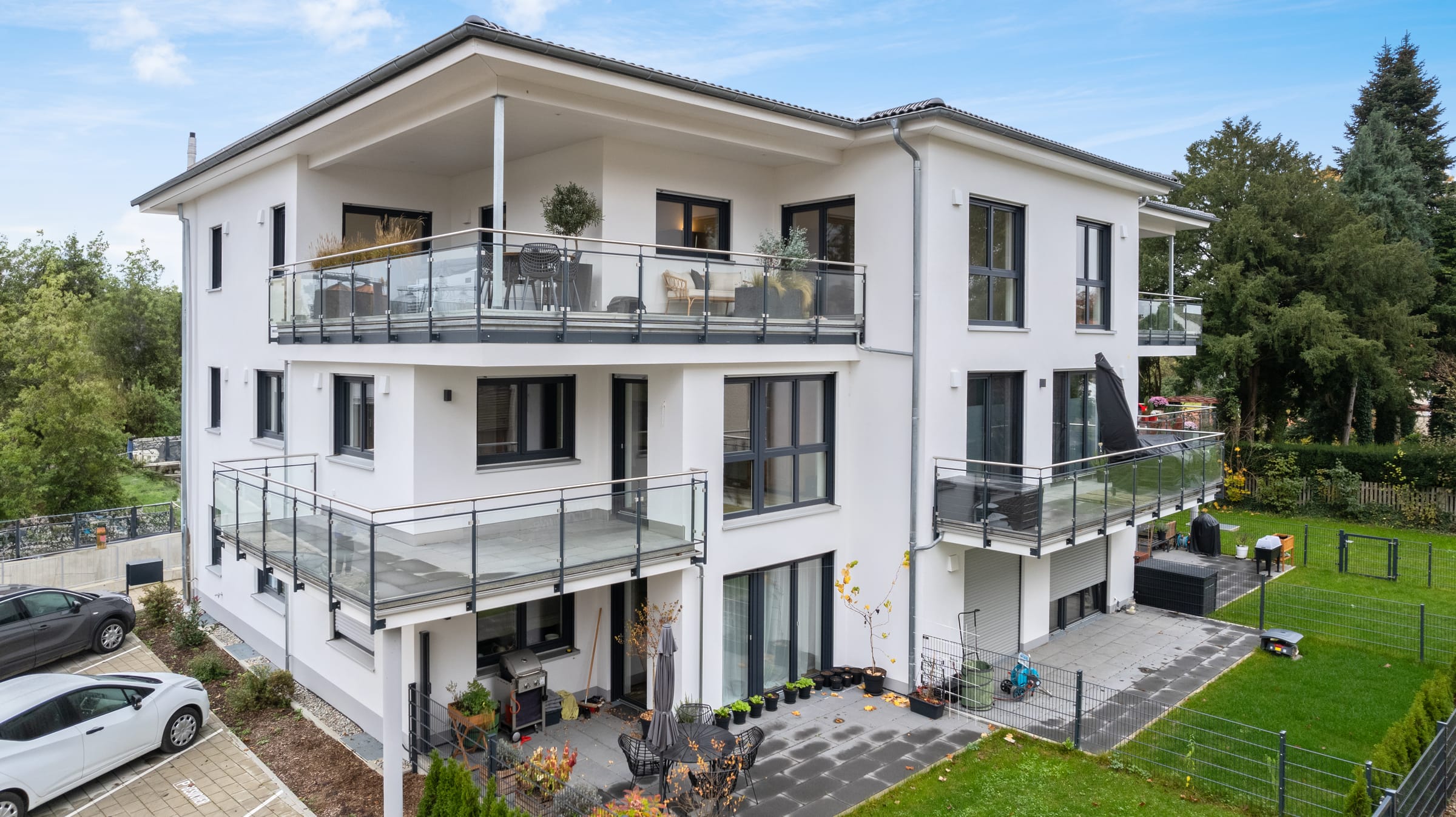 Neubau-Wohnanlage in Lauingen, Ansicht von der Seite mit Dachterrasse