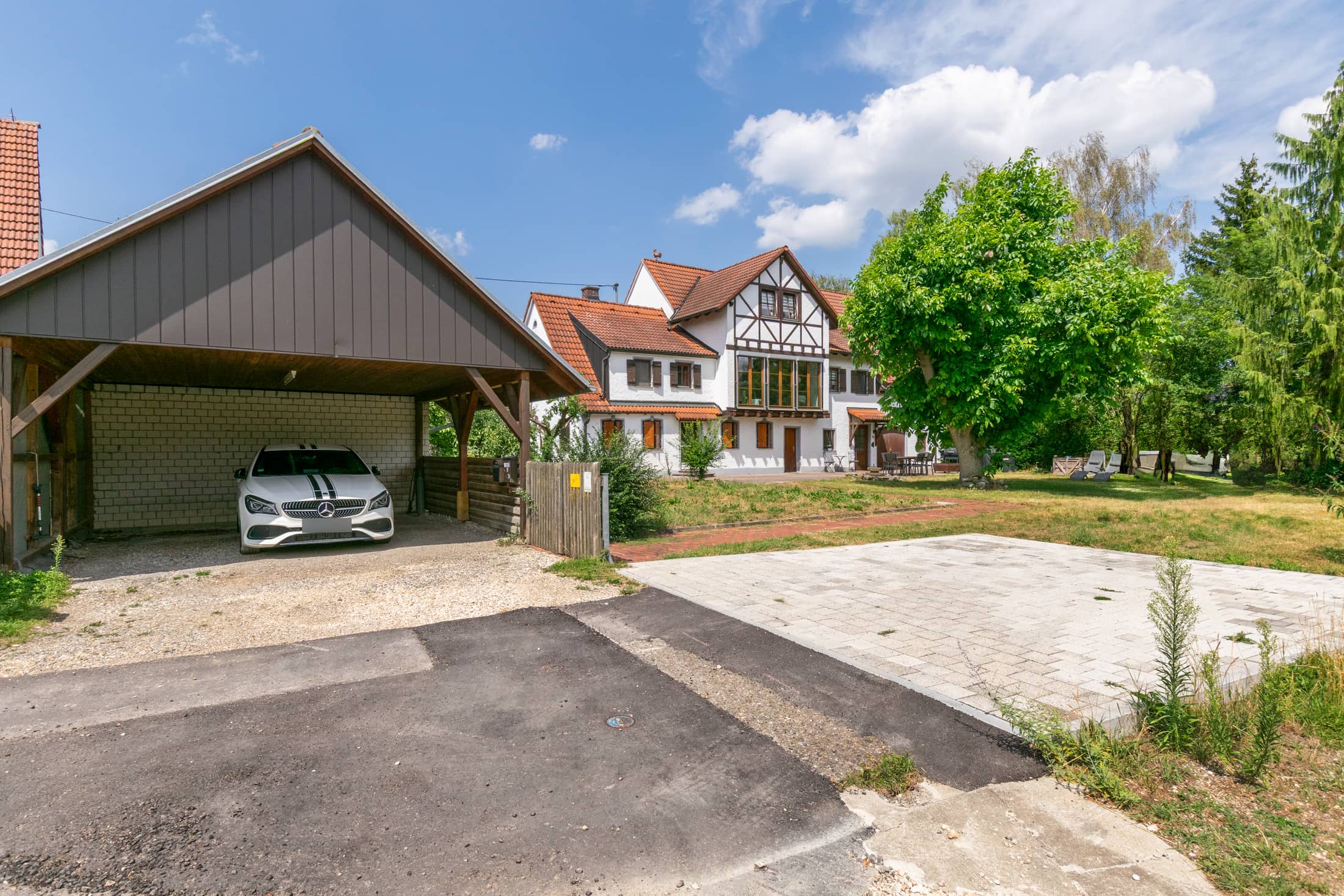Vermitteltes Zweifamilienhaus in Mörslingen mit Carport und großem Garten