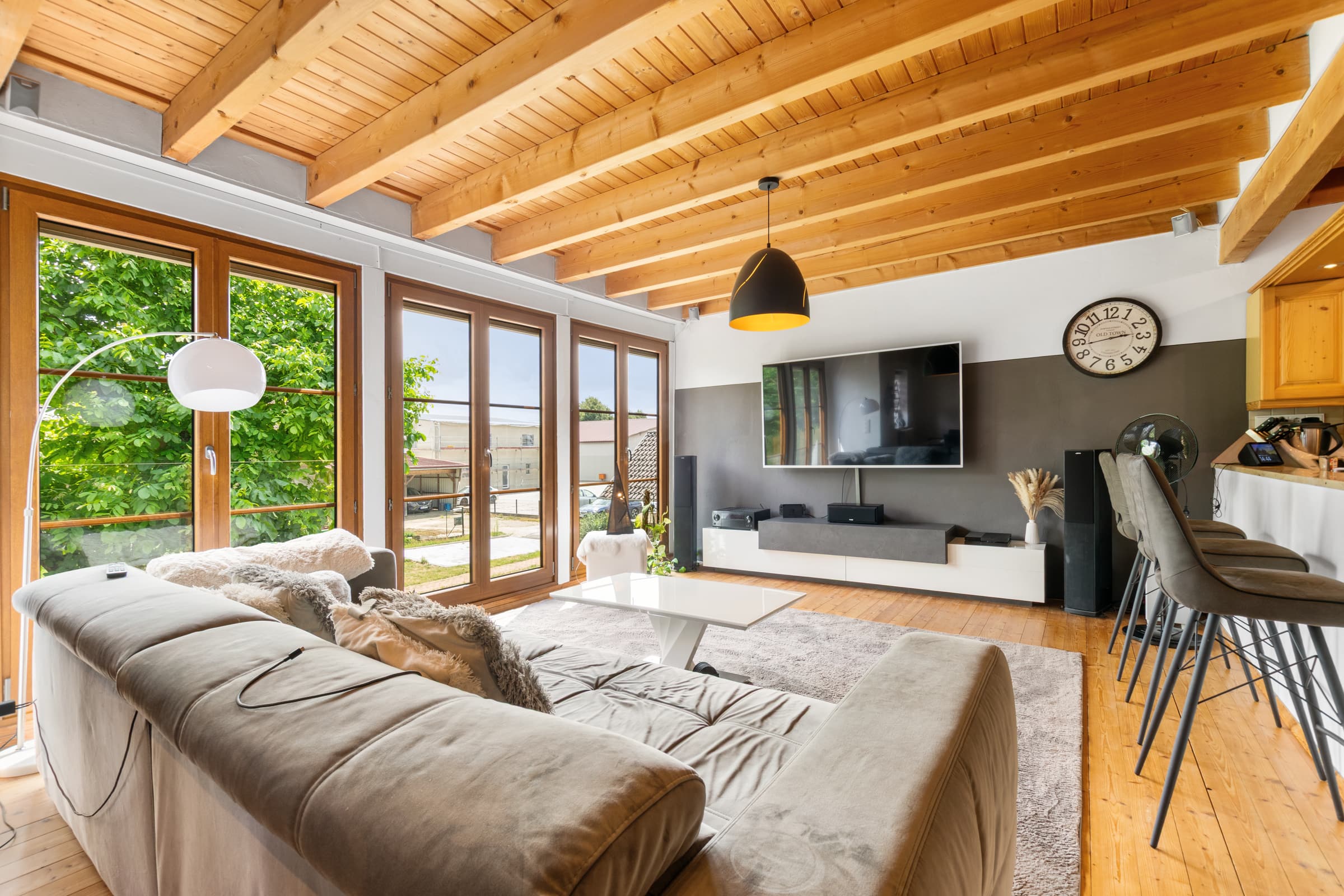 Wohnbereich mit Holzbalkendecke im Zweifamilienhaus in Mörslingen