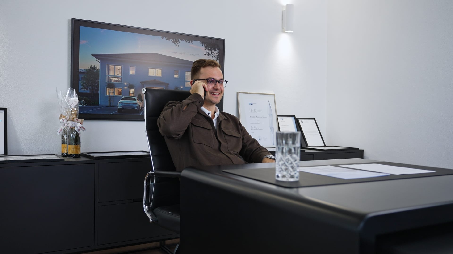 Benedikt Griener telefoniert am Schreibtisch im Büro