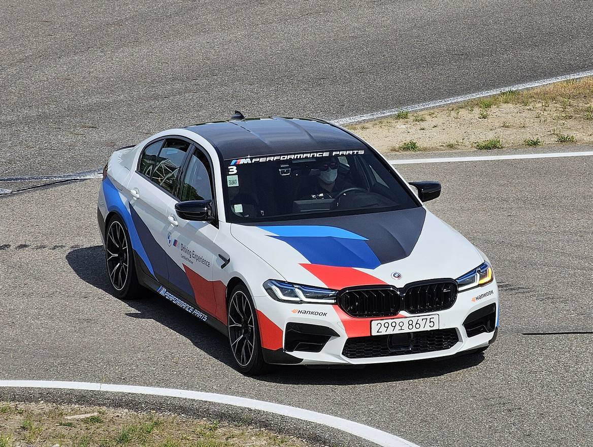 BMW M5 Competition im M-Design fährt durch eine Kurve auf der Trainingsstrecke