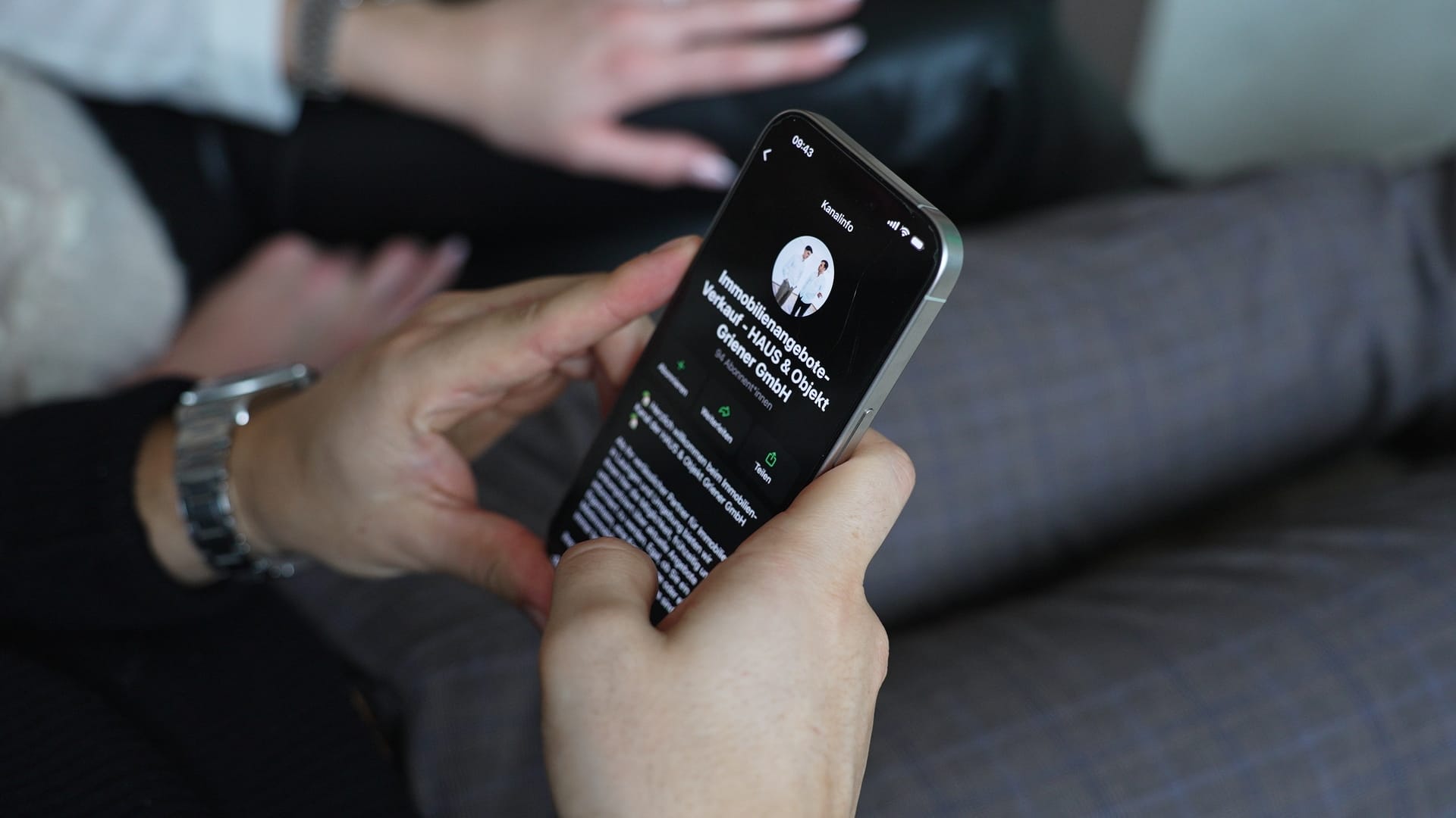 Smartphone mit der Tippgeber-Seite von HAUS & Objekt